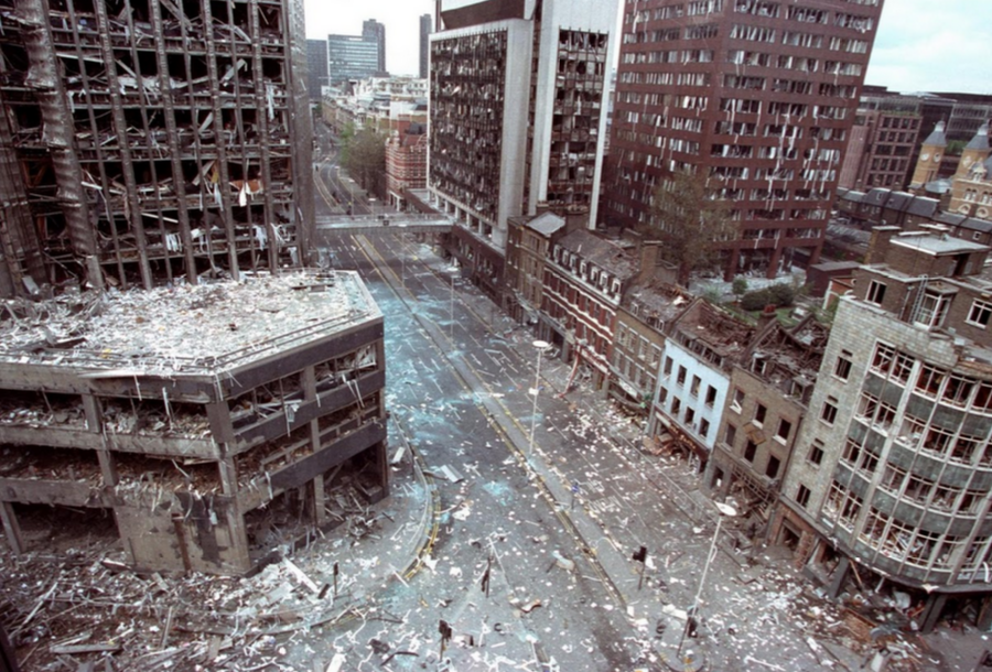 Cảnh tượng tan hoang tại thành phố London, Anh sau hai vụ đánh bom do nhóm khủng bố Cộng hòa Ireland (IRA) thực hiện.  Vụ việc khiến hàng chục người bị thương. 