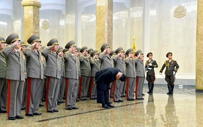 Lãnh đạo Triều Tiên Kim Jong-un (giữa) cúi đầu tại Cung kỷ niệm Kumsusan để tưởng nhớ người cha quá cố của ông tối qua (16.2).