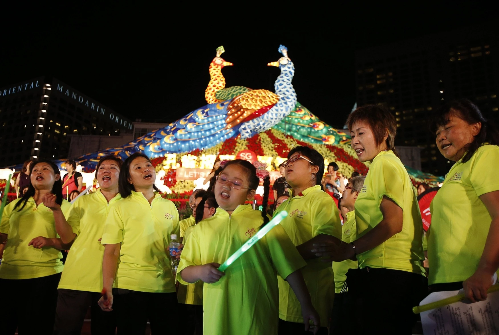 Một dàn đồng ca hát chào mừng năm mới trong sự kiện diễn ra ở Vịnh Marina, Singapore, vào đêm 17/2.