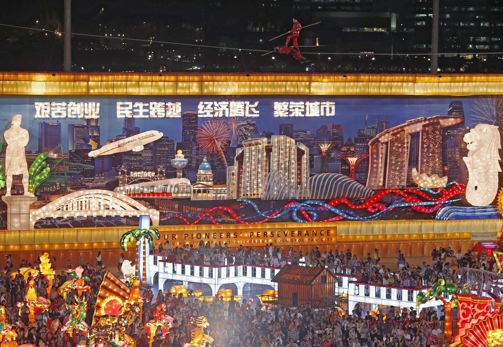 Một buổi biểu diễn xiếc diễn ra tại Vịnh Marina, Singapore. Singapore tổ chức nhiều hoạt động giải trí, lễ hội để chào đón Tết Nguyên đán. Năm 2015 cũng đánh dấu 50 năm Singapore trở thành nước độc lập.