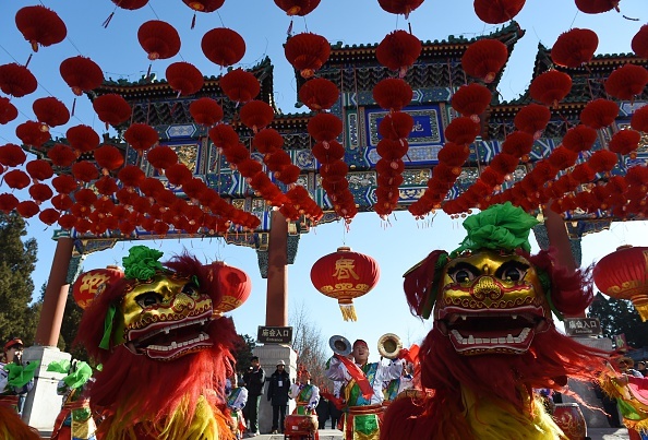 Múa lân sư rồng là một trong những tiết mục nghệ thuật diễn ra ở công viên Ditan vào ngày giao thừa ở thủ đô Bắc Kinh, Trung Quốc. 