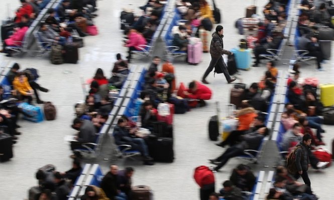 Người dân chờ tàu ở ga Hongqiao, Thượng Hải. Ảnh: Reuters