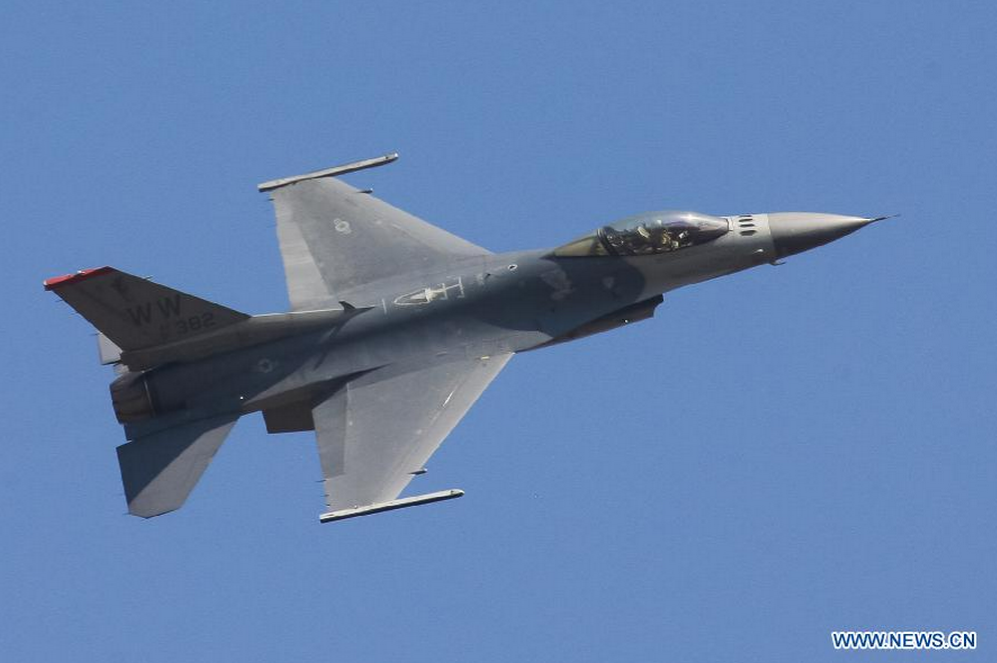 F-16 của Không quân Mỹ trình diễn kỹ năng tại triển lãm hàng không Aero India 2015 tại căn cứ không quân  Yelahanka, ngoại ô thành phố Bangalore, ngày 18/2/2015. Đây là triển lãm hàng không lớn nhất Nam Á, diễn ra hai năm một lần. 