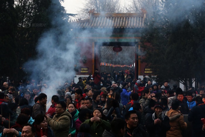 Biển người đổ về chùa Hoàng Gia trong Di Hòa cung tại Tử Cấm Thành