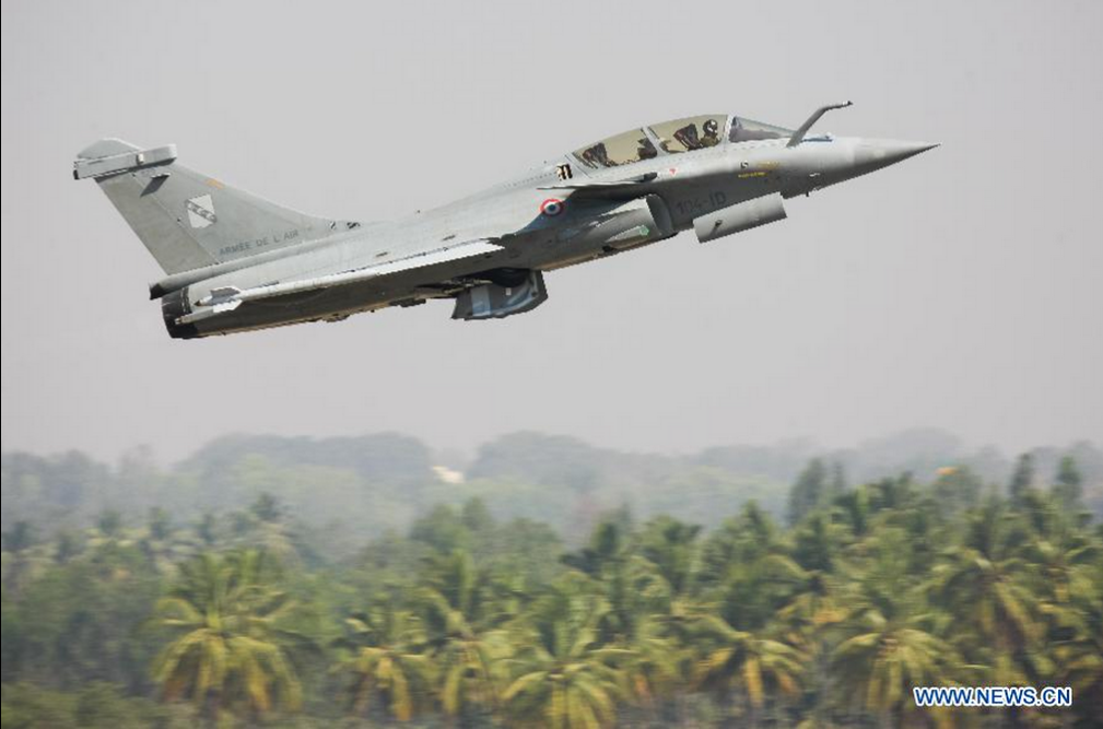 Chiến đấu cơ đa nhiệm Rafale của nhà sản xuất Dasault, Pháp, xuất hiện tại buổi trình diễn. Triển lãm hàng không Aero India 2015 thu hút sự quan tâm của các công ty quốc phòng tới từ 49 quốc gia. Đây là cơ hội để các hãng quốc phòng giới thiệu các sản phẩm quân sự của họ. 