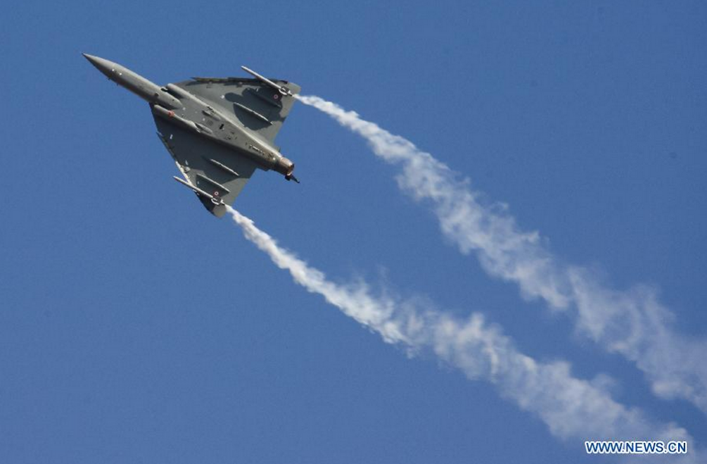 Tiêm kích hạng nhẹ Tejas của Không quân Ấn Độ thực hiện màn nhả khói đẹp mắt. 