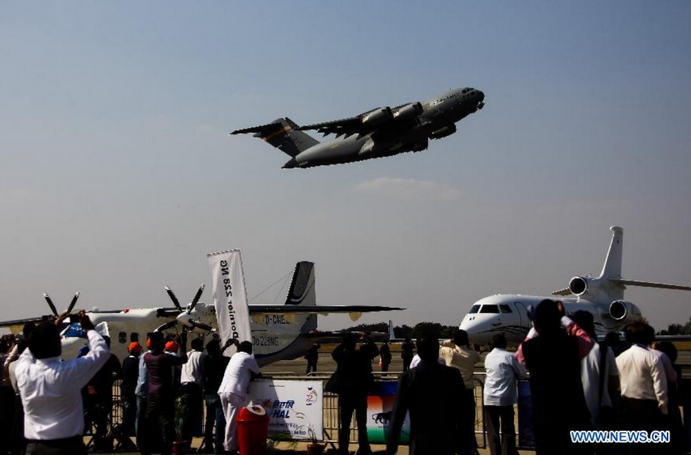 Khán giả chụp cảnh phi cơ vận tải quân sự chiến thuật C-17 Globalmaster của Mỹ phô diễn kỹ năng. 