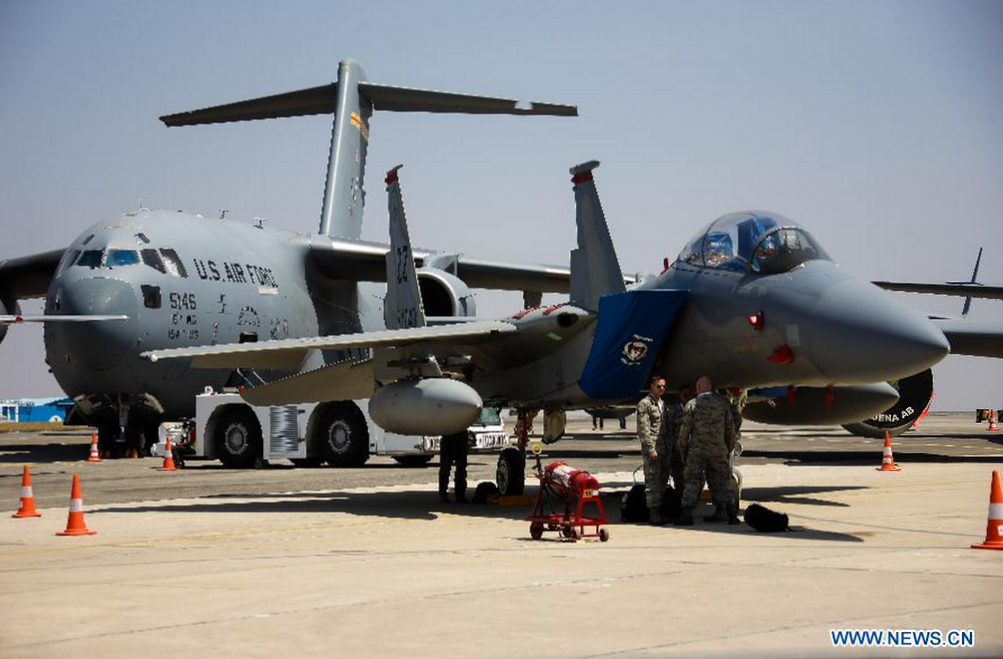 C-17 Globalmaster và chiến đấu cơ F-15 của Không quân Mỹ đậu tại căn cứ không quân Yelahanka trong buổi triễn lãm.