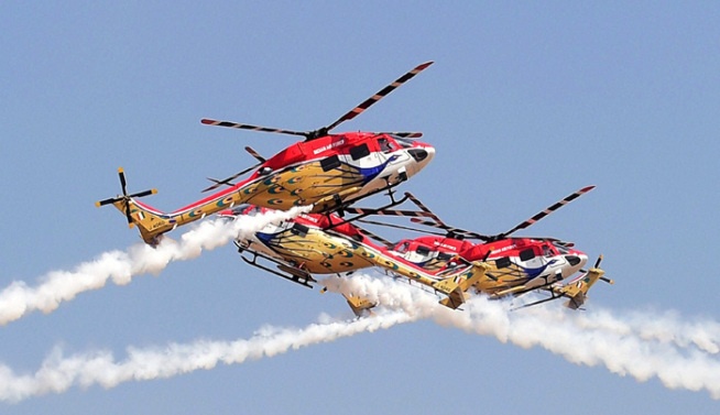 Màn biễu diễn nhào lộn trên không của đội Breitling Wingwalkers của Anh. 