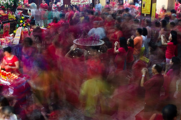 Người Philippines gốc Hoa dâng hương và cầu nguyện tại đền Seng Guan, Manila, sáng ngày 19/2.