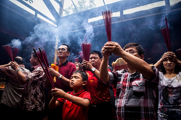 Tre em chau A dang huong le chua ngay dau nam hinh anh