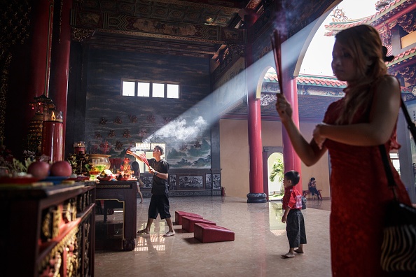 Nhiều người lớn thường dẫn con em mình tới chùa trong dịp năm mới. Họ hy vọng những thế hệ 