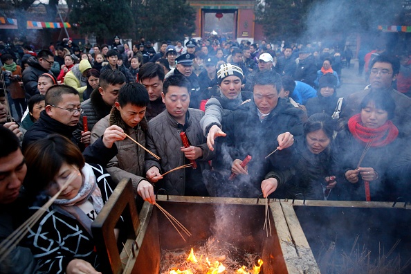Người Trung Quốc châm hương 