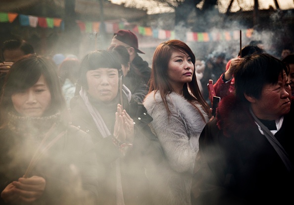 Khói hương nghi ngút tại đền Yonghegong Lama, Bắc Kinh, Trung Quốc. Tết cổ truyền tại quốc gia đông dân nhất thế giới bắt đầu từ ngày đầu tiên của năm âm lịch và kết thúc bằng lễ hội đèn lồng vào ngày thứ 15 của tháng Giêng. 