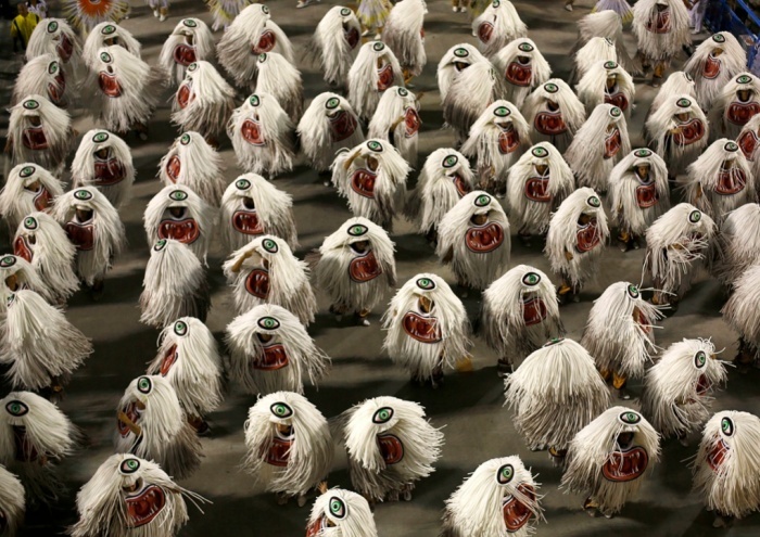 Các nghệ sĩ hóa trang và nhảy điệu samba São Clemente trong lễ hội Carnival hàng năm tại Rio de Janeiro, Brazil.  Ảnh: Reuters
