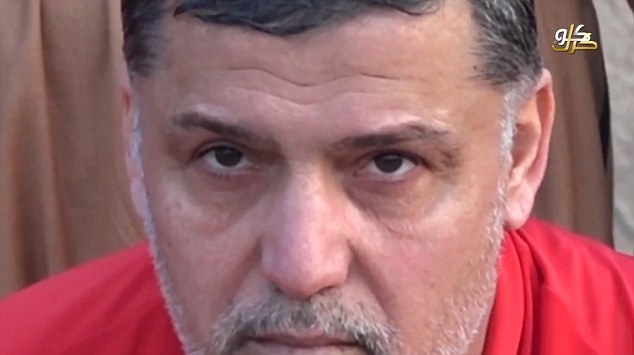 Đoạn video kết thúc với hình ảnh khuôn mặt của một tù nhân cao tuổi và sau đó màn hình chuyển đen. 