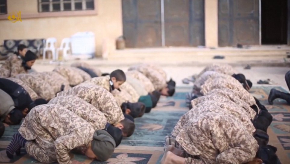 Trong những tháng qua, IS nhiều lần đăng tải hình ảnh trẻ em cầm súng, thậm chí là cầm đầu của nạn nhân đã bị hành quyết, lên mạng.