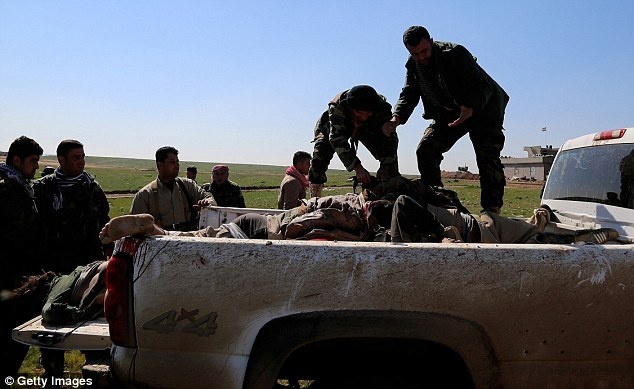 Các chiến binh người Kurd phải lái xe tải dọn xác của những chiến binh IS tử nạn nằm la liệt trên các con đường. Ảnh: Daily Mail