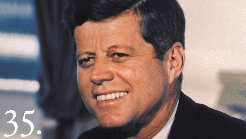 10. John Fitzgerald Kennedy (tổng thống thứ 35, nhiệm kỳ 1961 - 1963) Ông John F. Kennedy sinh trưởng trong một gia đình giàu có. Bố của ông là một trong những người giàu nhất nước Mỹ, cũng là chủ tịch đầu tiên của Ủy ban chứng khoán và hối phiếu. Phu nhân Jacqueline cũng là một ái nữ có quyền thừa kế trong một tập đoàn dầu mỏ. Tài sản ròng của ông John F. Kennedy khoảng <abbr class=