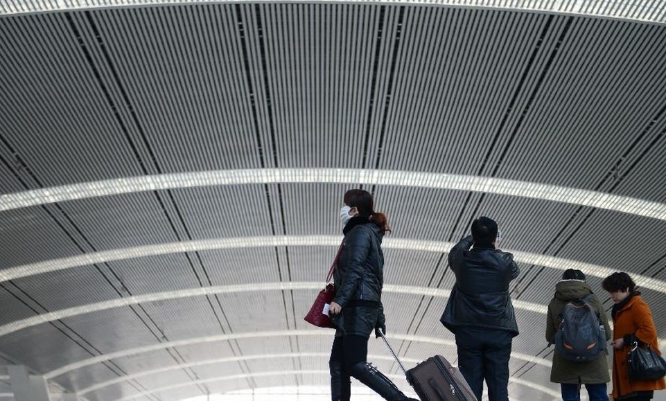 Hành khách đến nhà ga tại thành phố Tây Ninh, thủ phủ tỉnh Thanh Hải thuộc miền tây bắc Trung Quốc, vào ngày 23/2. Người Trung Quốc đang rời quê trở về các thành phố lớn để chuẩn bị làm việc trở lại sau hơn một tuần nghỉ Tết âm lịch.