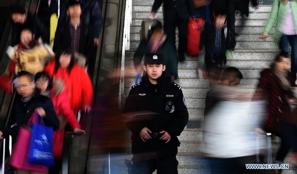 Một nhân viên an ninh canh gác tại lối xuống tàu ở ga đường sắt tại Vũ Hán, thủ phủ của tỉnh Hồ Bắc, Trung Quốc, vào ngày 23/2.