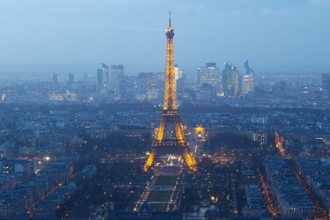 May bay khong nguoi lai lai xuat hien o Paris hinh anh