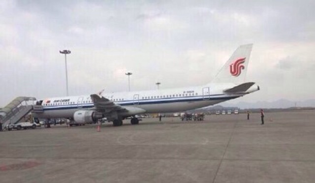 May bay Trung Quoc ha canh khan cap vi canh bao co bom hinh anh