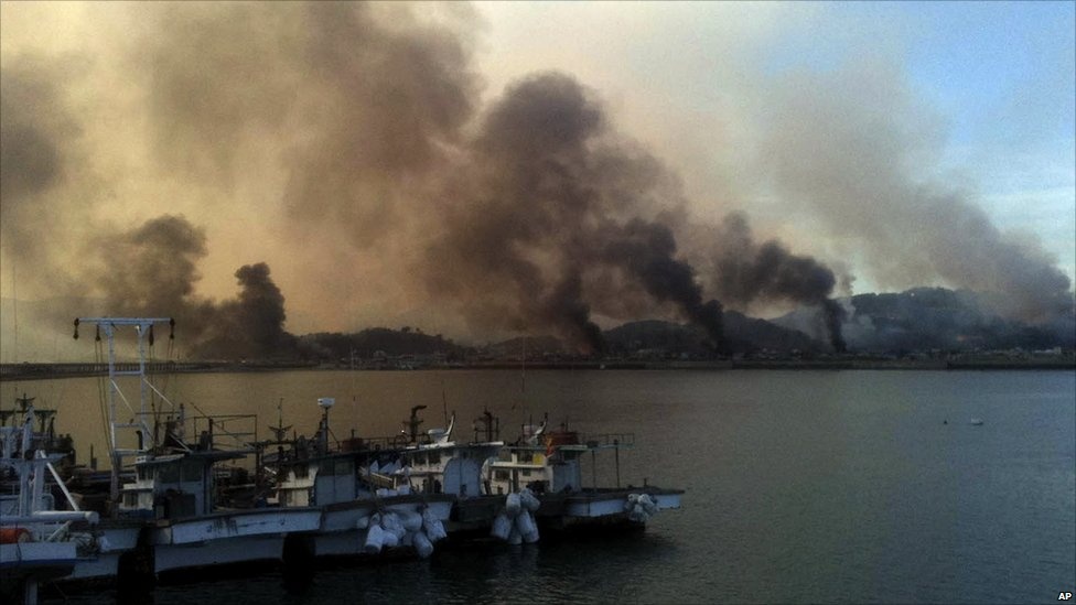 Các tàu chiến Triều Tiên dồn dập pháo kích đảo Yeongpyeong của Hàn Quốc ở gần biên giới trên biển Hoàng Hải vào cuối năm 2010. Đây là diễn biến nghiêm trọng nhất trên bán đảo Triều Tiên kể từ sau cuộc chiến hồi thập niên 1950. Ảnh: BBC