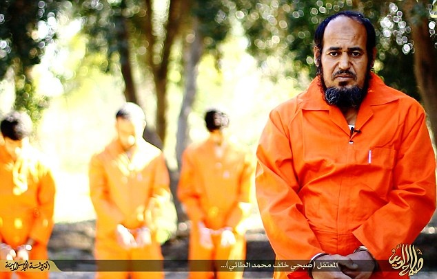 Nạn nhân Sabi Khalif Mohammad al-Taghi dường như run sợ hơn so với những đồng đội đang quỳ đằng sau.