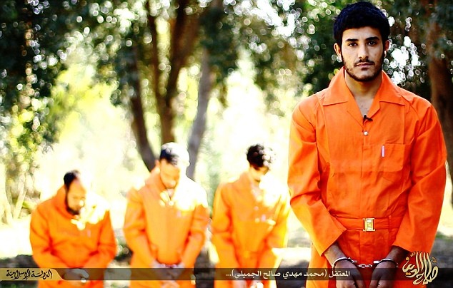 Nạn nhân Mohammad Mahdi Salah al-Jamili. Video hành quyết tù binh lần này tiếp tục là một đoạn phim thực hiện chuyên nghiệp, với hình ảnh sắc nét và biên tập kỹ lưỡng, cho thấy buổi hành hình có thể diễn ra từ trước.