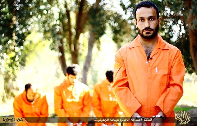 Nạn nhân Abdullah Mahmoud Abdullah al-Khamili. Theo Daily Mail, IS đăng video vào thời điểm này như biện pháp trả đũa việc báo chí phương Tây đưa tin về danh tính đao phủ của nhóm phiến quân chuyên hành quyết các con tin người nước ngoài.