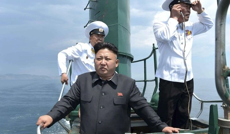Kim Jong Un giám sát một cuộc tập trận của lực lượng hải quân. Ảnh: Reuters