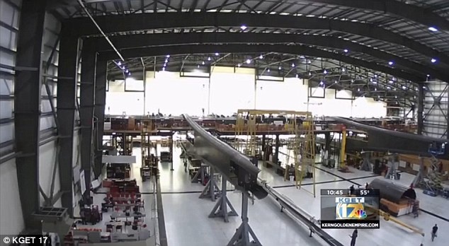 Các công nhân đang lắp ráp phần thân trong dự án phi cơ lớn nhất thế giới, Stratolaunch. Máy bay có sải cánh dài 117,4m, lớn hơn máy bay dân dụng Airbus 380 khoảng 29m. 