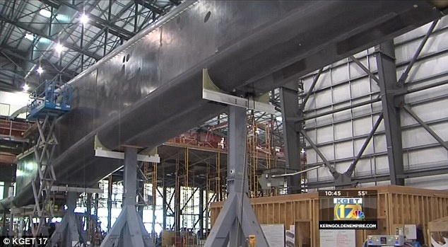 Máy bay gồm 2 thân nối với nhau, chiều dài phần thân máy bay là 72 mét. Phi cơ có thể đạt vận tốc tối đa 850 km/giờ.