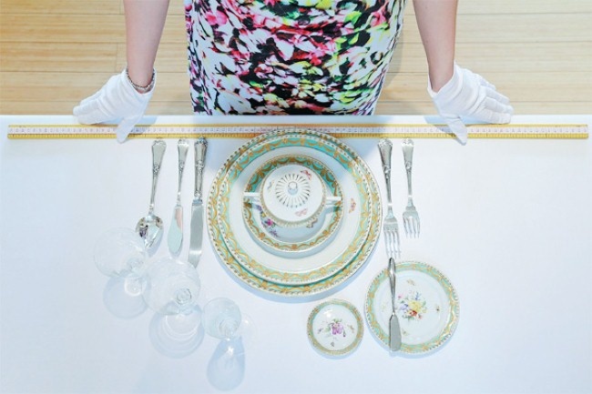 Các buổi học bao gồm hướng dẫn sử dụng đúng cách dao, dĩa và các loại bát đĩa của phương Tây.