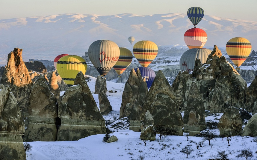 Các khinh khí cầu bay qua cao nguyên Cappadocia, một khu vực lịch sử ở miền trung Anatolia, Thổ Nhĩ Kỳ. Cappadocia nổi tiếng với các ống khói đẹp như trong truyện cổ tích.  Ảnh: Getty