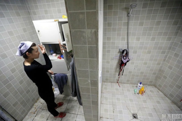 Sau mỗi ngày làm việc, Theo Lu, cơ thể cô thường đau nhức sau nhiều giờ lao động. Việc duy nhất mà cô có thể làm sau giờ làm việc là nghỉ ngơi. Lu thường dùng khăn để đặt lên chân, giúp xoa dịu các cơn đau.