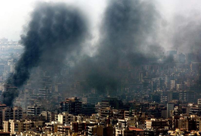 Mùa hè năm 2006, một phóng viên ảnh của Reuters, Adnan Hajj, đã chụp ảnh hiện trường sau một vụ không kích của Israel tại thành phố Beirut của Lebanon. Tuy nhiên, nhiều đồng nghiệp sau đó phát giác rằng Hajji đã thêm nhiều cột khói vào trong bức ảnh để nó trở nên ấn tượng hơn.