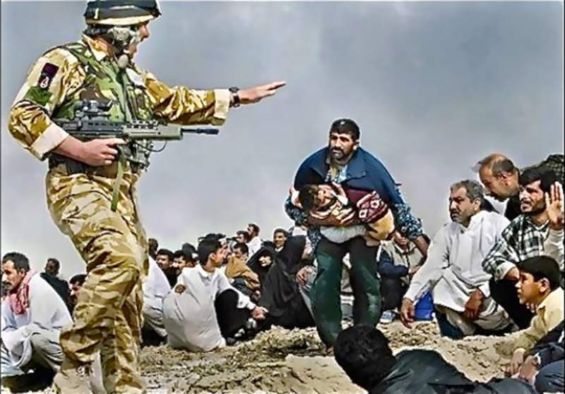 Tháng 3/2003, phóng viên ảnh Brian Walski của tờ Los Angeles Times đã ghép hai bức ảnh khác nhau thành một bức ảnh về hành động của một quân nhân Anh thúc giục người dân Iraq tìm chỗ trú ẩn giữa bối cảnh chiến sự. Tờ báo đã đăng bức ảnh qua chỉnh sửa ở ngay trang nhất.