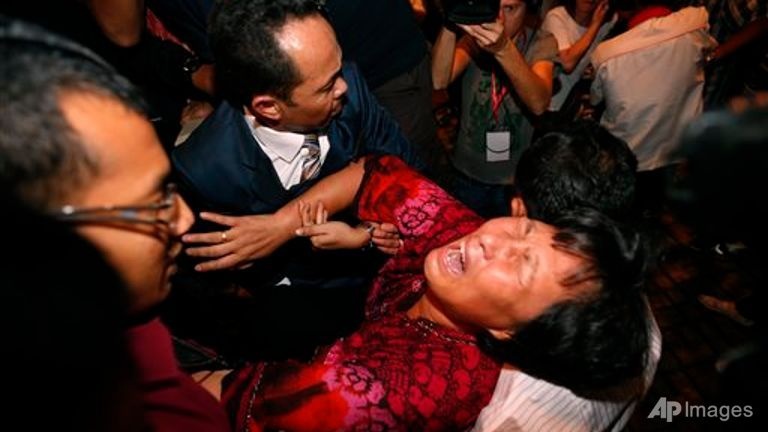 Người thân của hành khách MH370 đau đớn khi hay tin dữ về chuyến bay. Khi mất tích, máy bay chở 227 hành khách và 12 thành viên phi hành đoàn. Phần lớn hành khách là người Trung Quốc (154 người) và Malaysia (38 người).