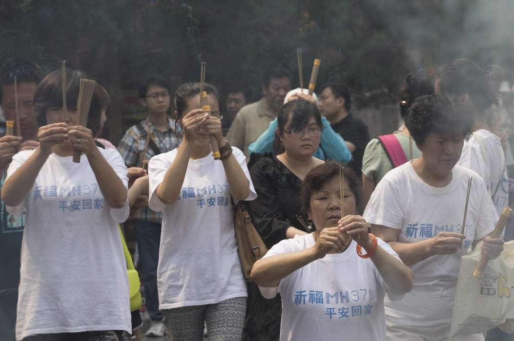 Người thân của các hành khách trên MH370 thắp nhang cầu nguyện vào giữa tháng 6/2014, đánh dấu 100 ngày mất tích của phi cơ. Tổng giám đốc Malaysia Airlines nói 