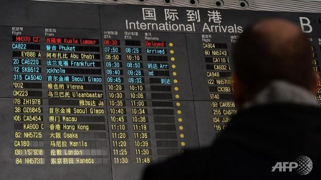 Bảng thông tin tại sân bay quốc tế ở Bắc Kinh thông báo tình trạng của chuyến bay MH370 (dòng màu đỏ, hàng đầu bên trái) vào sáng 8/3. Ảnh: AFP