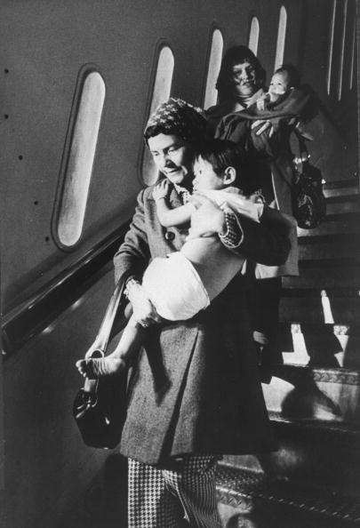 Hai phụ nữ bế trẻ em Việt Nam trong chương trình Babylift khi máy bay hạ cánh tại Mỹ. Phần lớn trẻ em Babylift đều được cho về các gia đình nuôi tử tế. Ảnh: AFP