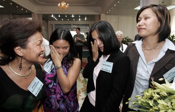 Một đoàn trẻ Babylift trở về Việt Nam vào giữa tháng 6/2005, 30 năm sau khi họ bị đưa rời khỏi quê hương. Sau hàng chục năm, những trẻ Babylift nay đều đã trưởng thành. Họ luôn mong mỏi tìm thấy bố, mẹ đẻ hoặc người thân ở Việt Nam. Ảnh: AFP