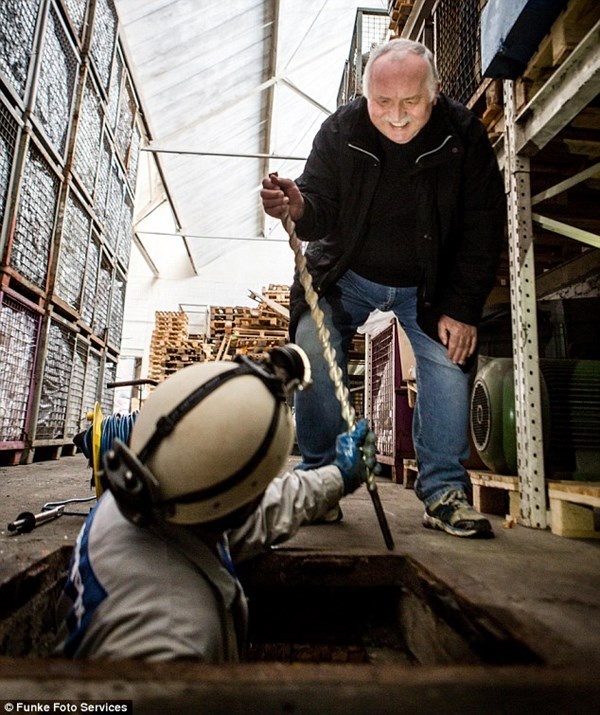 Nhóm hưu trí Đức tích cực tìm kiếm Phòng Hổ phách bên dưới đường phố Wuppertal. Ảnh: Funke Photo Services