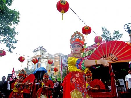 Người dân gốc Hoa tại Indonesia tổ chức lễ hội đèn lồng vào ngày rằm tháng Giêng tại thủ đô Jakarta của Indonesia. Trình diễn âm nhạc hay múa lân là những hoạt động diễn ra trong lễ hội. Hơn 5.000 người đã tham dự sự kiện này trong năm 2015, theo Tân Hoa xã. 