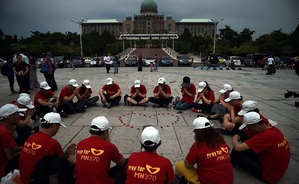 Thân nhân các hành khách Truung Quốc trên chuyến bay MH370 cầu nguyện tại chùa Thean Hou ở Kuala Lumpur, Malaysia, hôm 1/3. Ảnh: AFP