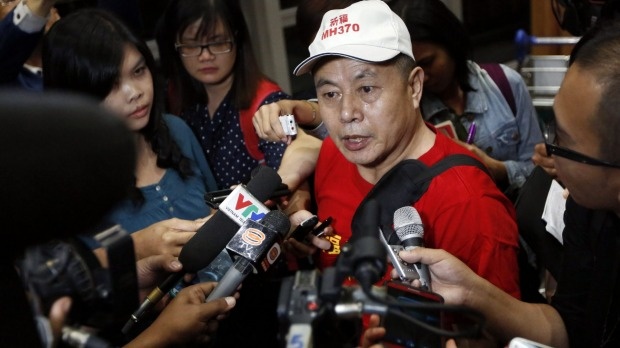 Ông Wen Wan Chen, cha của một hành khách trên máy bay, trả lời phóng viên quốc tế. Ông yêu cầu chính phủ Malaysia cung cấp câu trả lời về sự mất tích bí của máy bay. Ảnh: 
