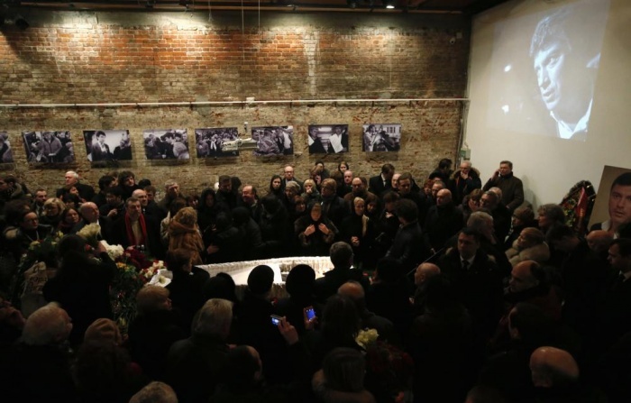 Hàng trăm người tập trung tại lễ tưởng niệm cựu Thủ tướng Boris Nemtsov sau vụ sát hại ông tại cây cầu gần Điện Kremlin 