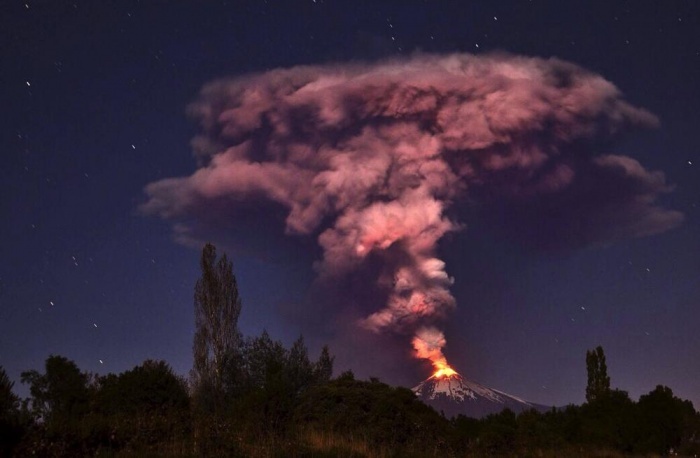 Volcano Villarrica phun trào 750km về phía nam của Santiago de Chile. Hơn 4.000 người đã được sơ tán do nguy cơ lũ lụt như tuyết tan chảy do sự phun trào của núi lửa